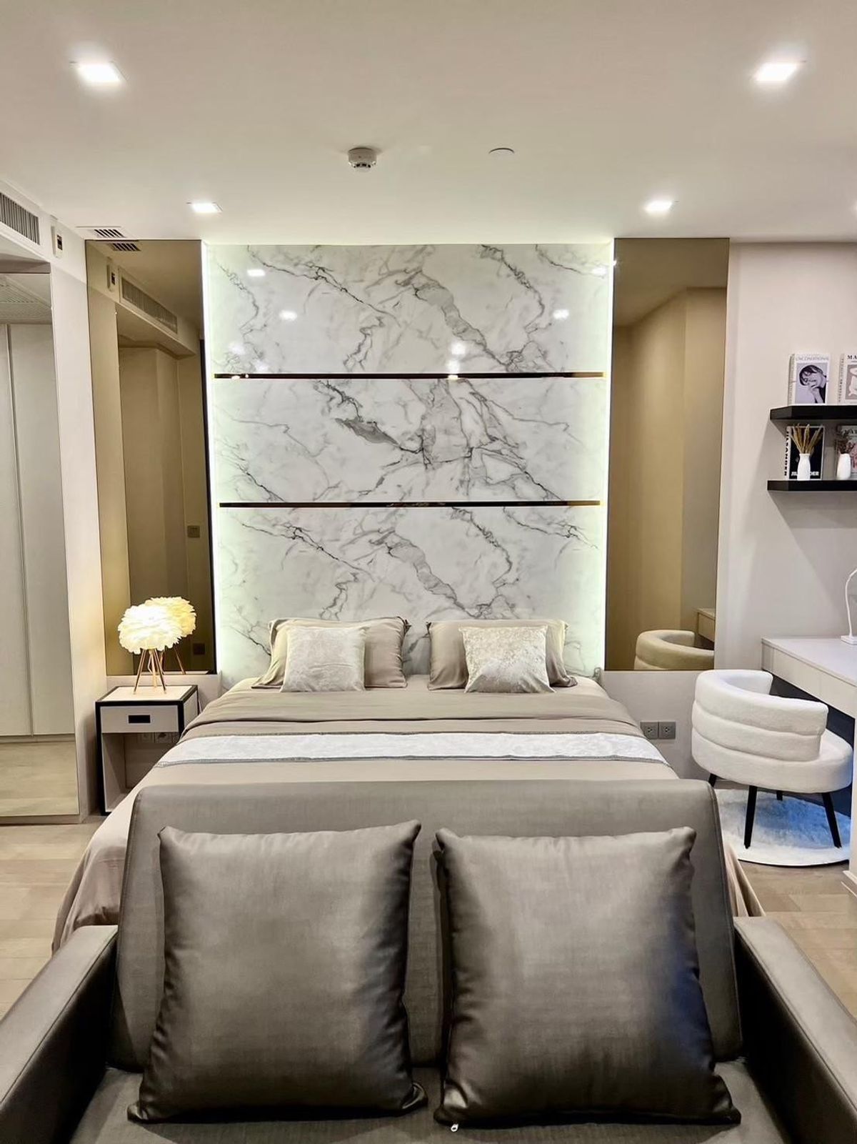 For RentCondoSukhumvit, Asoke, Thonglor : Ashton Asoke 35 SQM 30K. Very rare room.