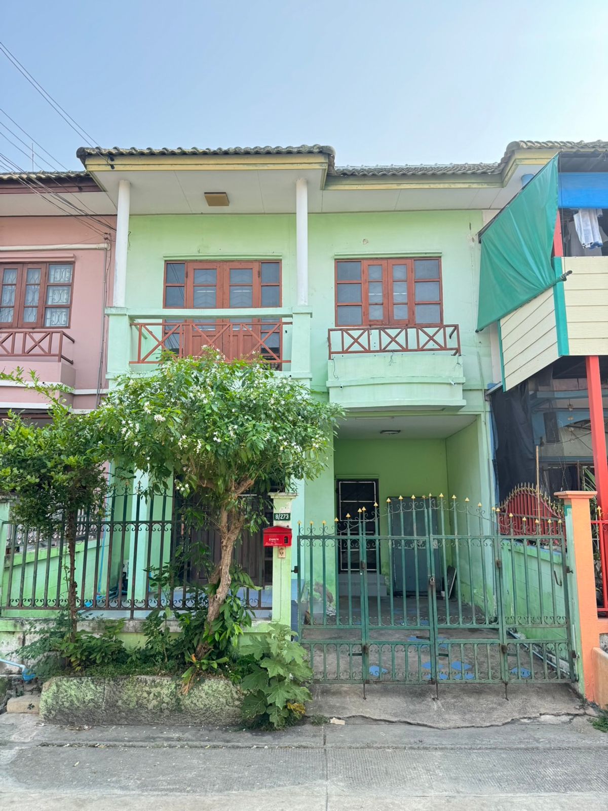 For SaleTownhomeNonthaburi, Bang Yai, Bangbuathong : Urgent sale, 2 -story Town House, Lad Da Dao Village, 3 bedrooms, 2 bathrooms, worth 1.49 minus only. Urgent  