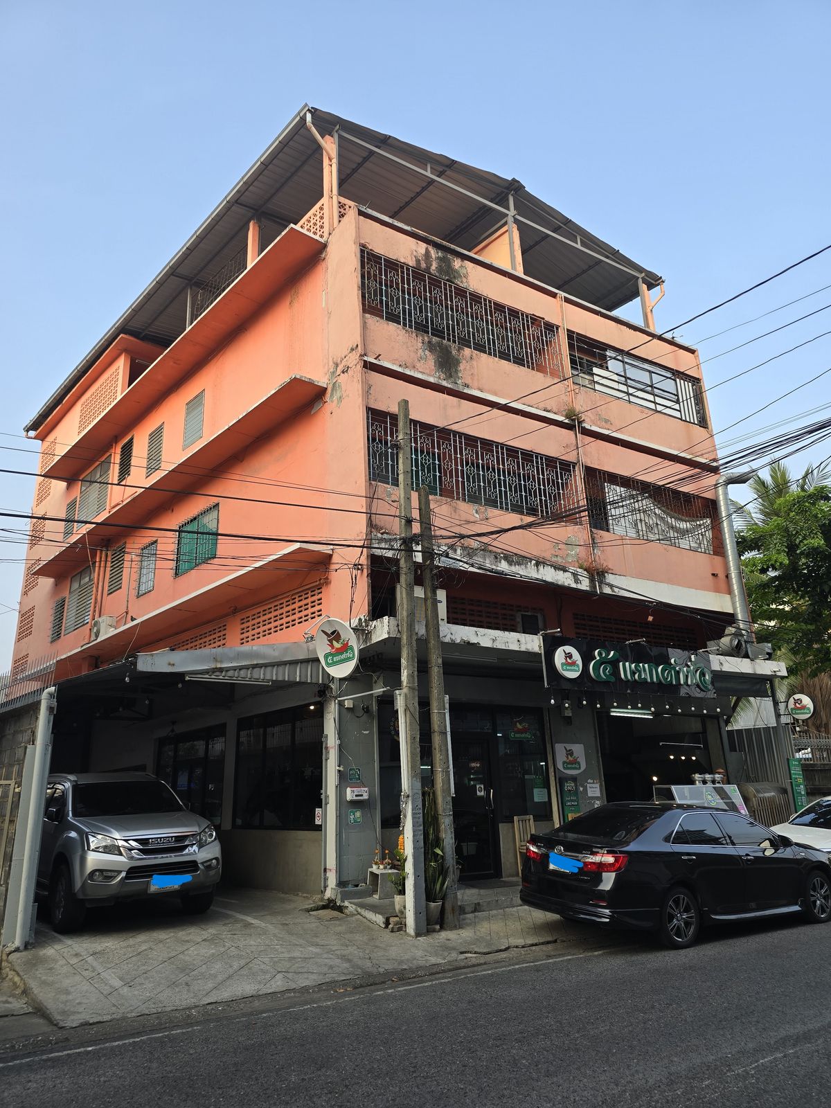 For SaleShop HouseSapankwai,Jatujak : 4 -storey commercial building for sale, Golden Location, Soi Inthamara 44, large area 136 sq.wah, suitable for hostel or other businesses