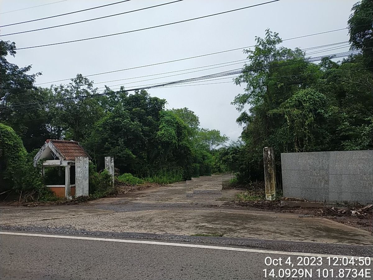 For SaleLandPrachin Buri : The land is wide, approximately 180 meters in front of the road, about 800 meters deep.