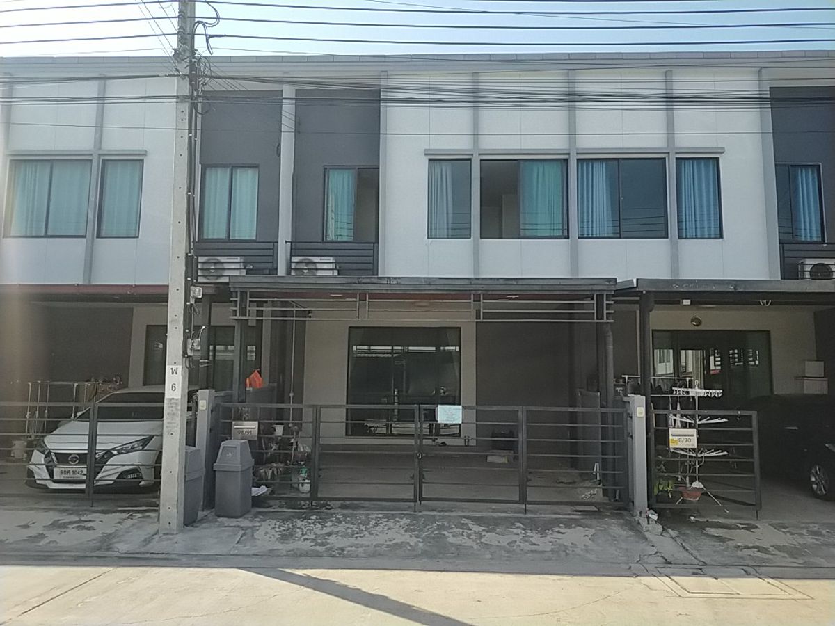 ขายทาวน์โฮมบางนา แบริ่ง ลาซาล : ทาวน์เฮ้าส์ 2 ชั้น 3 ห้องนอน 2 ห้องน้ำ