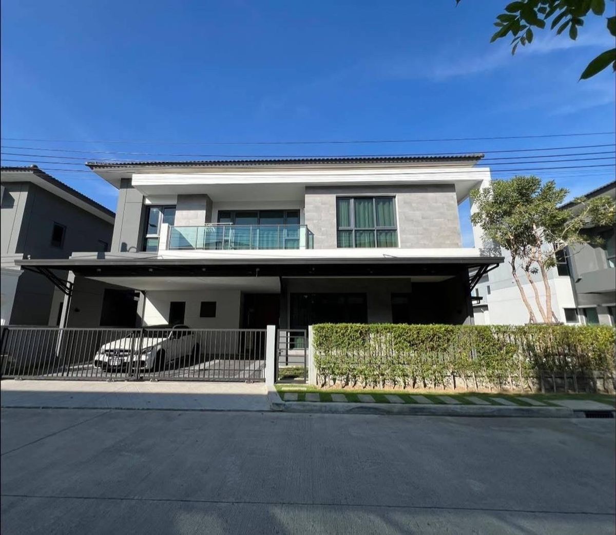 For RentHouseBangna, Bearing, Lasalle : BD02-2774  For renting a detached house 🏡 The City Bangna  ✨ Decorated in full 📍 Good location with mega Bangna   Area: 76 square wah (DIONE  Usable area: 313 square meters  ▪️4 Bedroom  ▪️5 bathrooms   ▪️ Double Volume (? Kitchen  ▪️1 Multipurp