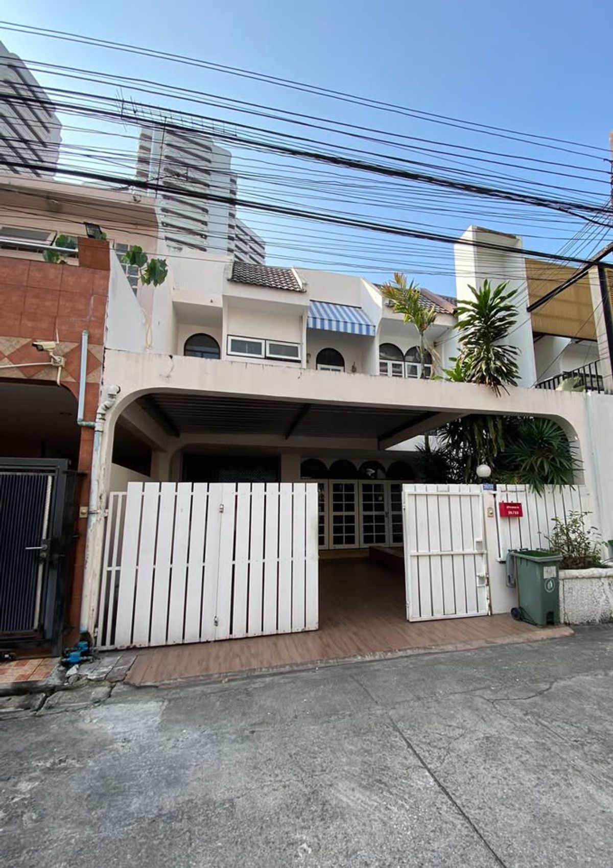 For RentTownhomeSukhumvit, Asoke, Thonglor : HR2346 2 -story townhouse for rent, Champ Mit Villa Village, only 1 KM BTS with BTS, suitable for living
