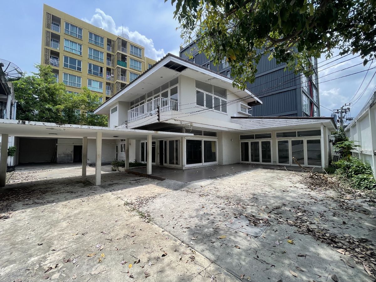 ให้เช่าบ้านสุขุมวิท อโศก ทองหล่อ : 📢👇Under renovated, schedule a viewing in advance.Ready to move in August 25. Rent with your own furniture in the traditional house only 500 meters from the main road