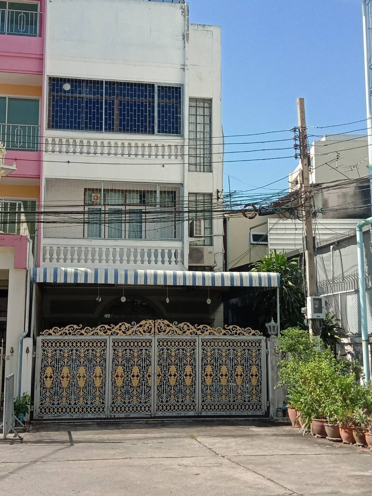 ให้เช่าคอนโดสาทร นราธิวาส : LTH12169 – Townhouse FOR RENT at Charoen Krung Villa Size 27 sqw. 269 sqm. 4 beds 5 baths Near BTS Saphan Taksin Station ONLY 50K/Month