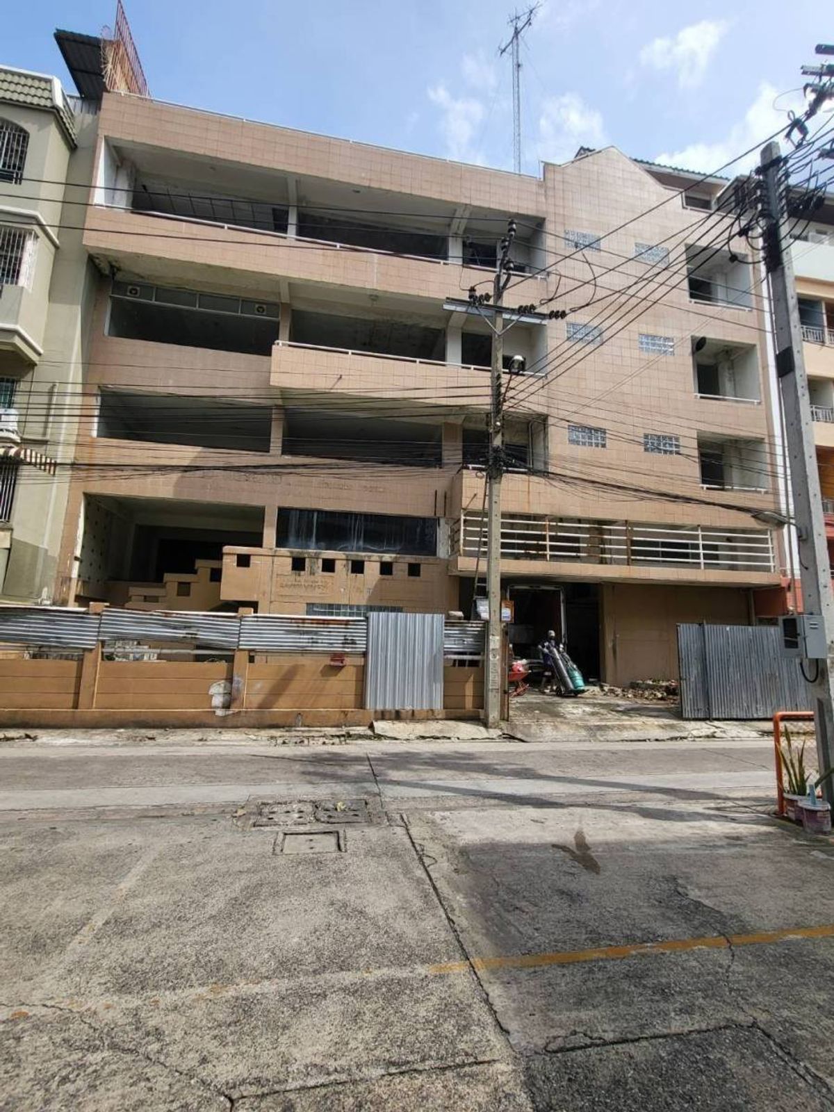 Shop HouseRatchadapisek, Huaikwang, Suttisan : Building 6 floors near MRT Huai Khon