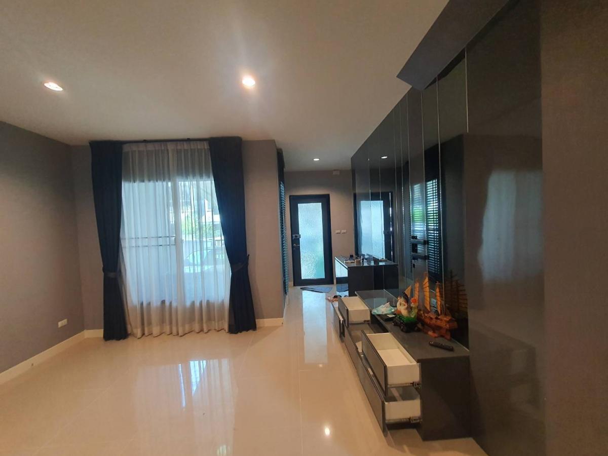 For RentTownhomeSamut Prakan,Samrong : New Home Full Full Furnished Ready to Move in Pleno Sukhumvit-Banna & GT; Fully Furnished, Ready to Move in. & Gt; Type: 3 Bed 3 Bath & GT; Land: 19 SQW & GT; Useable Area: 125 SQM. & gt; For Rent 20k/Month & GT; Booking for Visit Tel/Line 0897999954