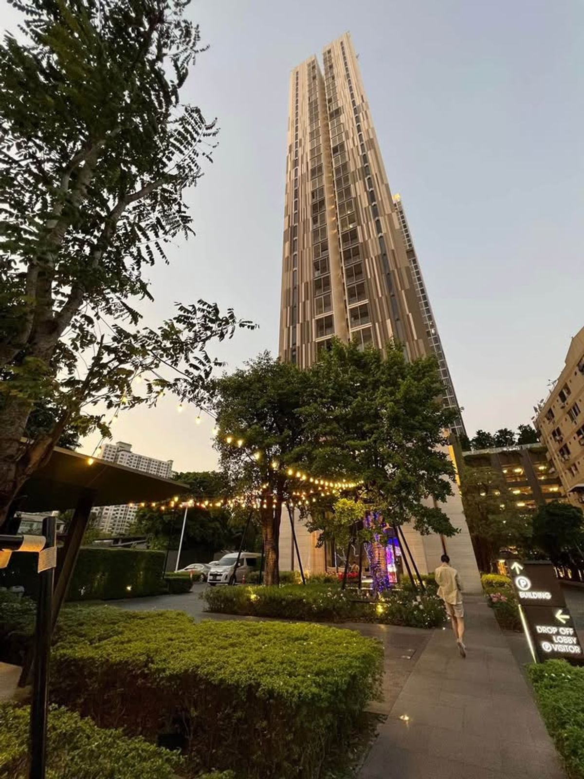 For RentCondoSapankwai,Jatujak : For RENT THE LINE PHAL PADIPAT 25K/ Month Contact Emmy 095-5300101