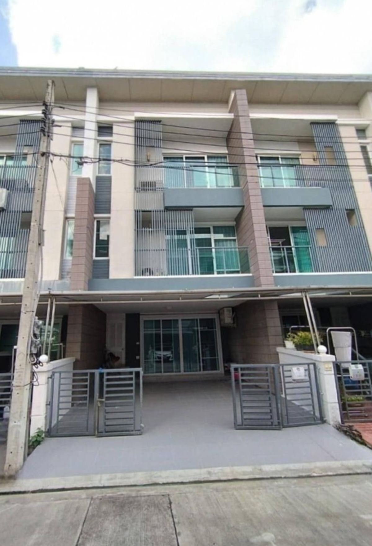 For RentTownhomeLadkrabang, Suwannaphum Airport : 🏡 3 -story townhome for rent at Onnut 68 🎉 Near BTS Sri Nuch 850 meters, furniture and complete electrical appliances The house is ready to move in. ✅✅