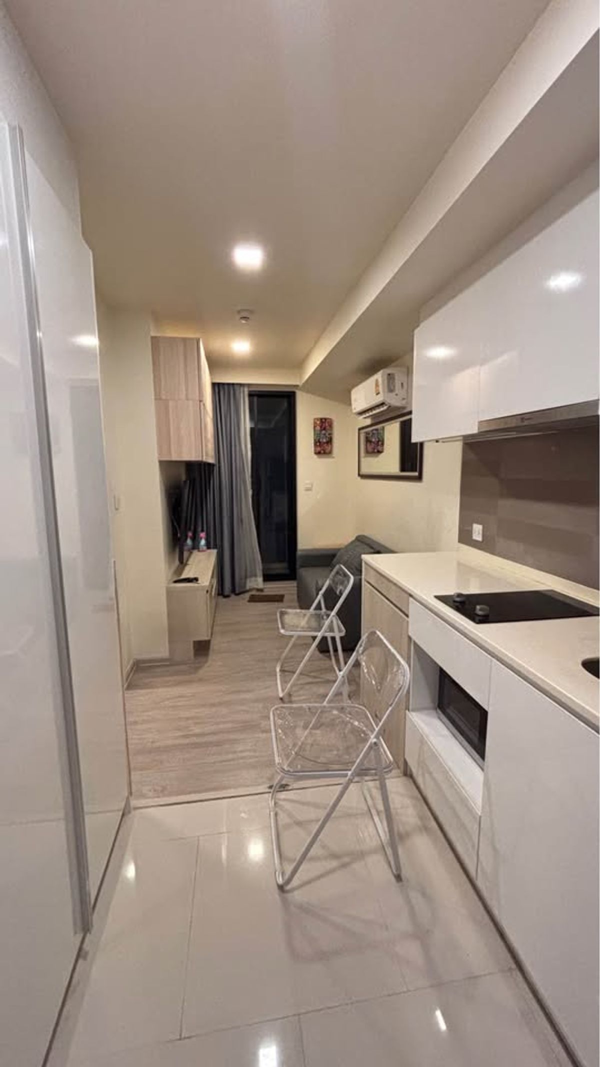 ขายคอนโดพระราม 9 เพชรบุรีตัดใหม่ RCA : ขายคอนโดเลี้ยงสัตว์ได้ ใกล้ Central พระรามเก้า ติดต่อ เอเจ้นท์  Aey Tel./Line: 093-939-7861