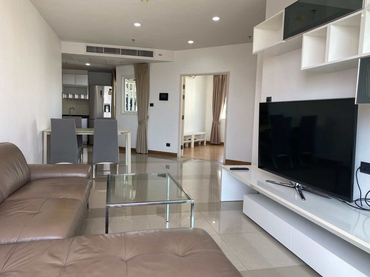 For RentCondoRama9, Petchburi, RCA : Beautiful room, decorated with 2 bedrooms. There is a car park. Condo Supalai Wellington 1 for rent.