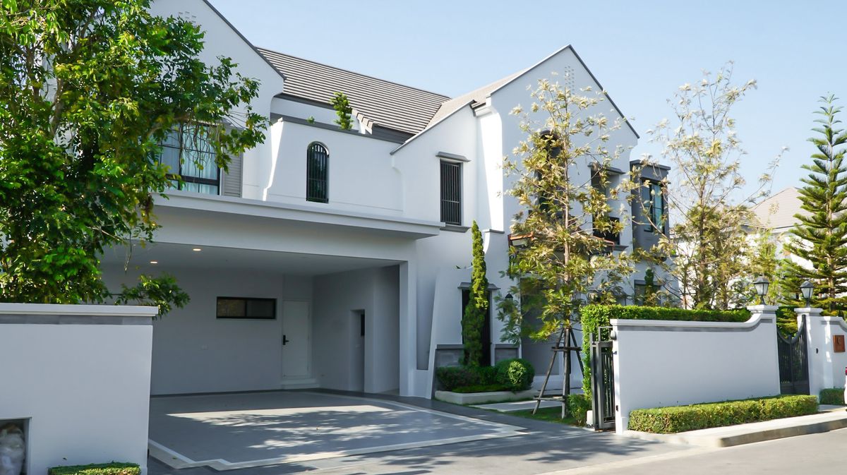 ให้เช่าบ้านพัฒนาการ ศรีนครินทร์ : 🏡 Luxury House for Rent in Nantawan Rama 9 – New Krungthep Kreetha | Corner Unit | Near RIS & Brighton | Fully Furnished | 330,000 THB/month