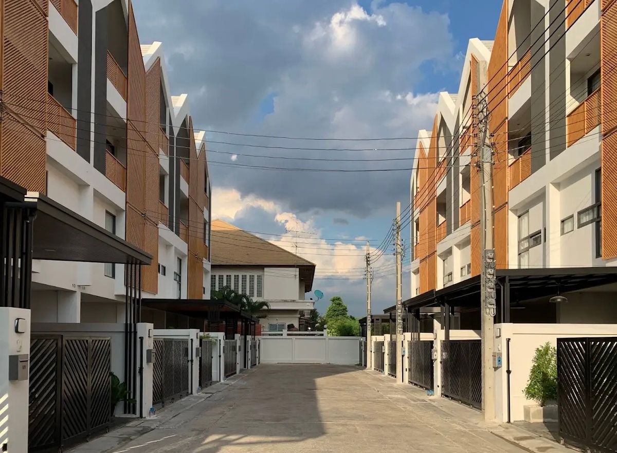 ให้เช่าทาวน์โฮมโชคชัย4 ลาดพร้าว71 : ให้เช่าบ้านทาวน์โฮม-ทาวน์เฮ้าส์4ชั้น ราคาดีมาก (0956568924)