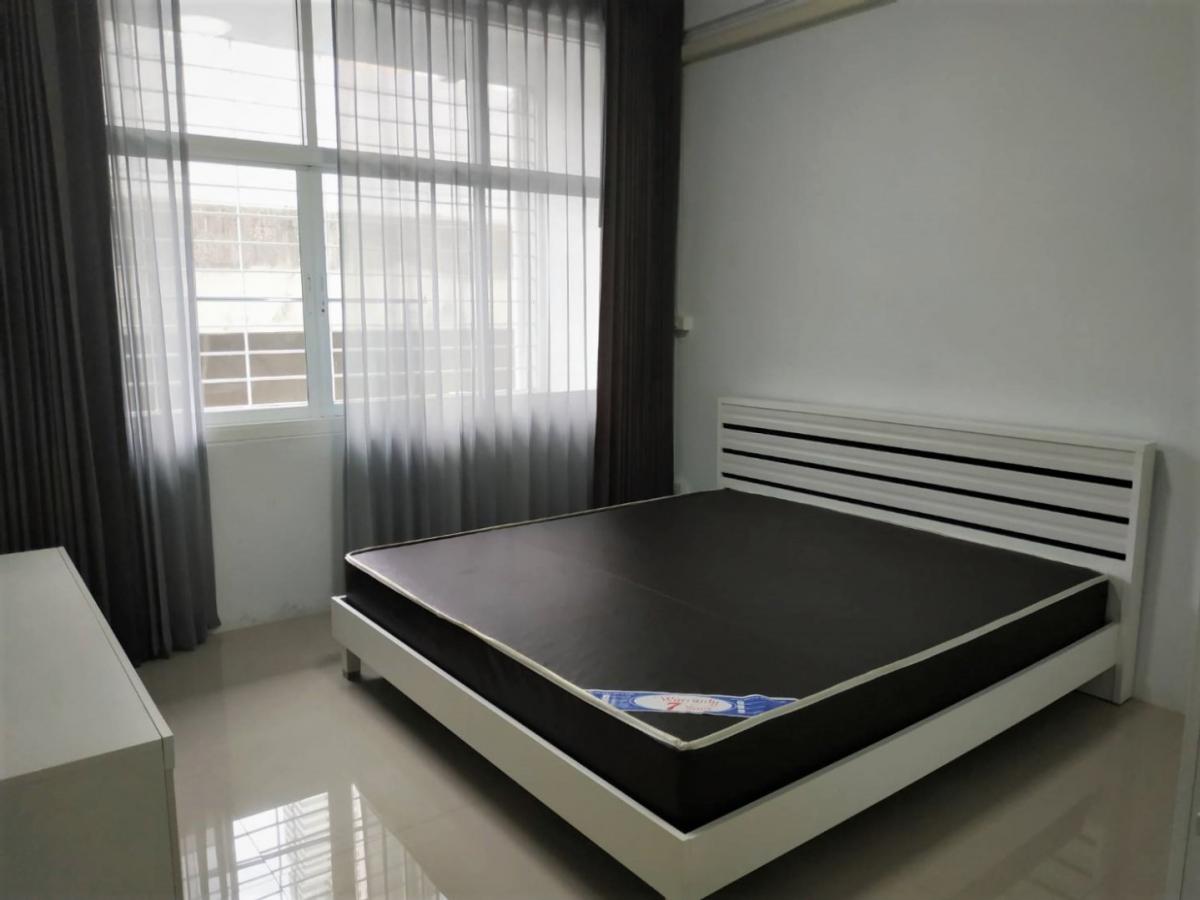 For RentCondoSilom, Saladaeng, Bangrak : Beautiful room for rent, opposite Lerdsin Hospital and BTS Saphan Taksin train station, can raise animals