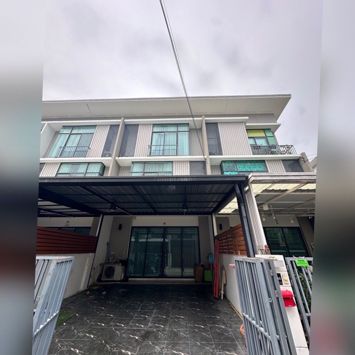 For RentTownhomeSamut Prakan,Samrong : 🏡 3-story townhome for rent, Pruksa Bangna Project-Ring Road 🎉 Meka Bangna 2.5 km, electrical appliances and full furniture Ready to move in. ✅✅ 📍 can raise animals and can register the company 📍