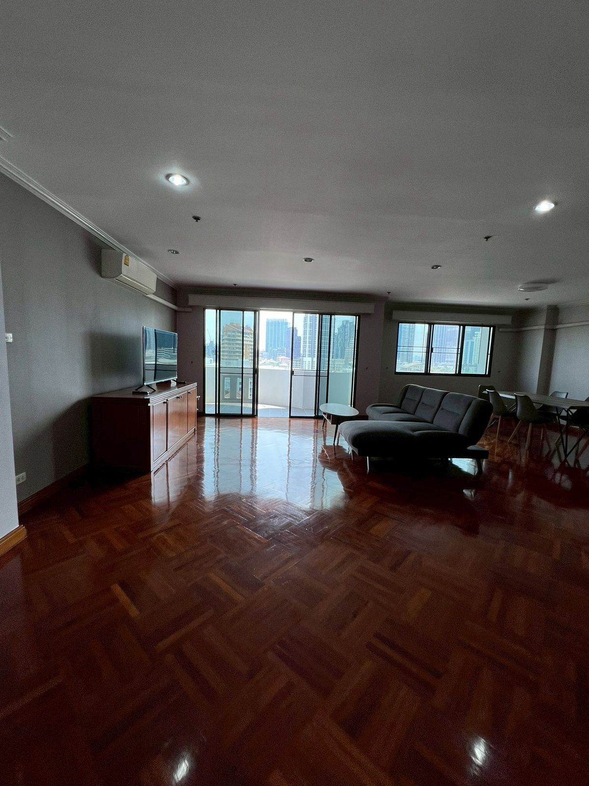 ให้เช่าสุขุมวิท อโศก ทองหล่อ : LTH12285 – Royal Kensington Mansion FOR RENT Size 200 sqm. 3 beds 3 baths Near BTS Ekkamai Station ONLY 65K/Month
