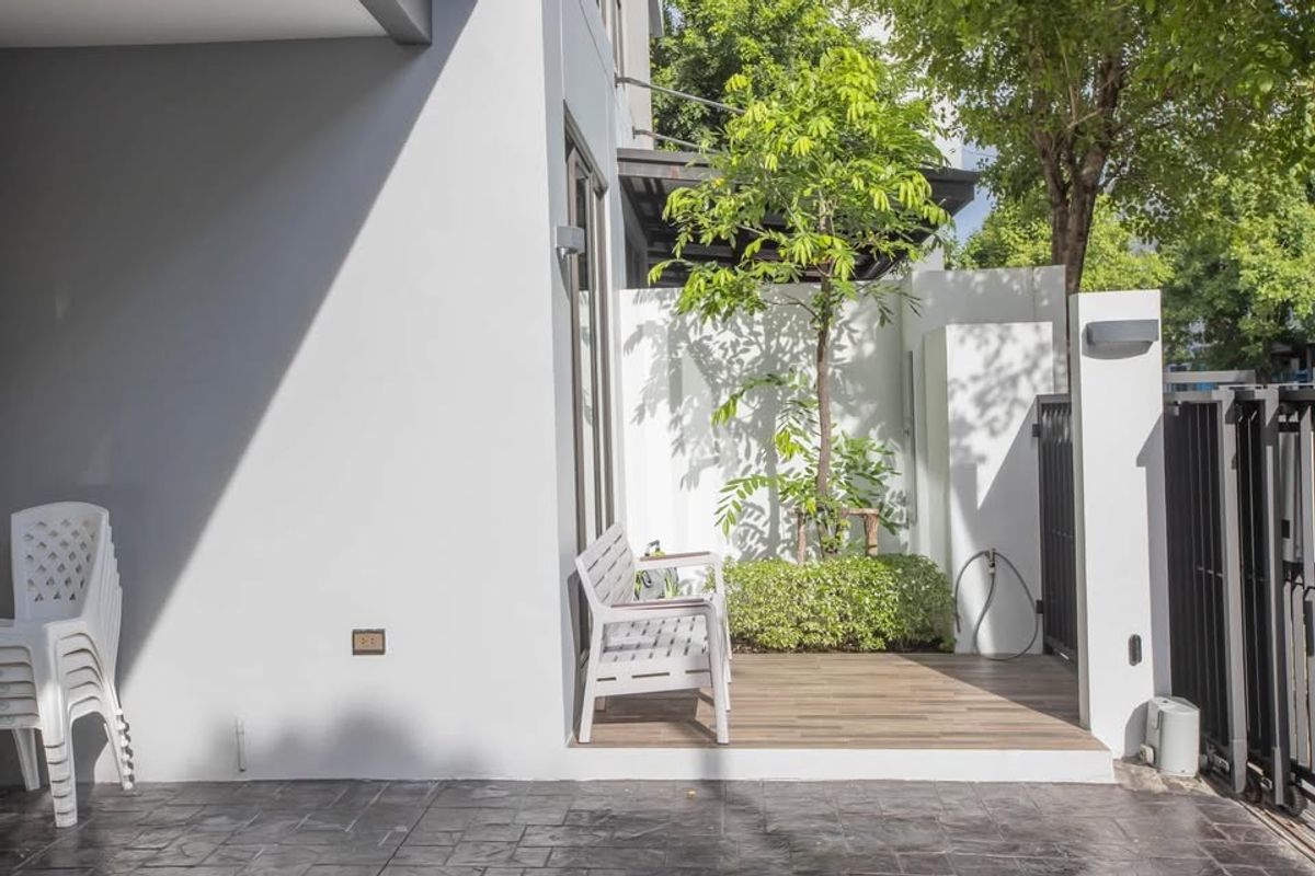 ขายบ้านเลียบทางด่วนรามอินทรา : For Sale บ้านกลางเมือง Classe เอกมัย-รามอินทรา ติดต่อ 0955300101 (เอ็มมี่)