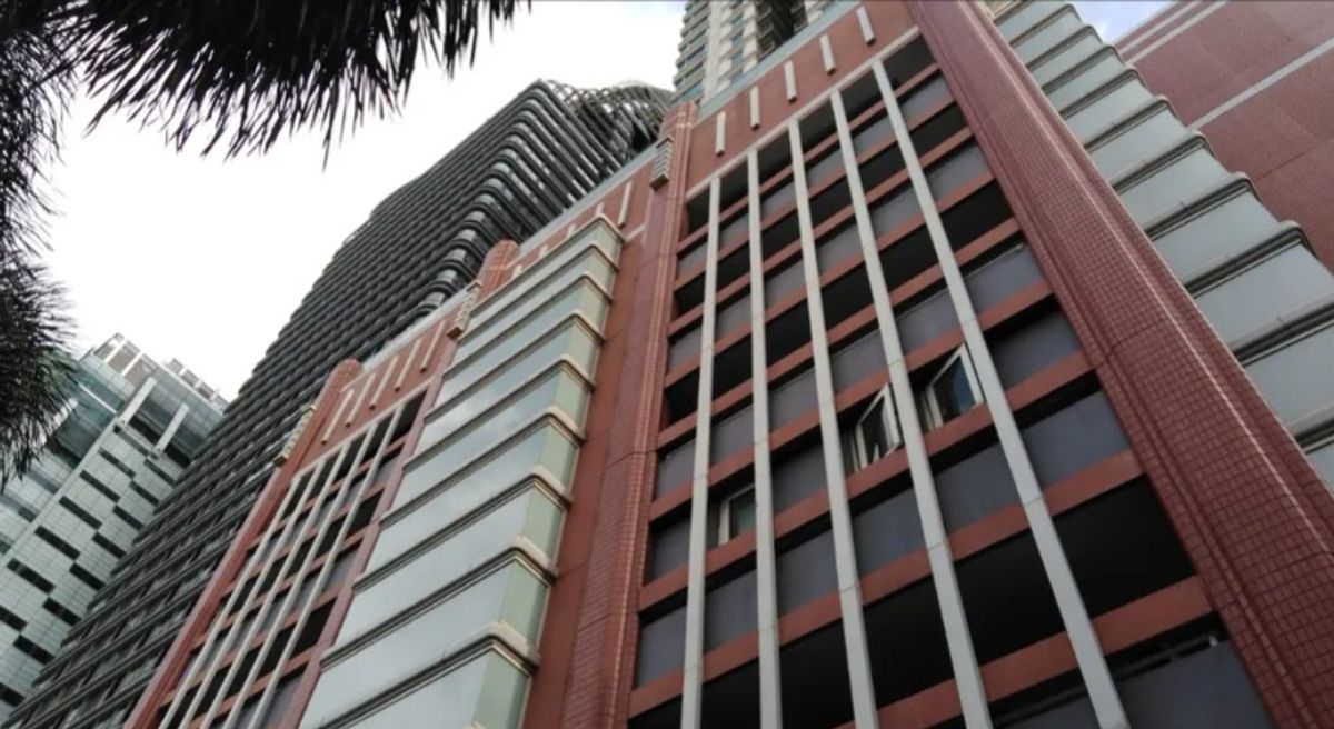 ขายคอนโดวิทยุ ชิดลม หลังสวน : For Sale Manhattan Chidlom คอนโดรีโนเวทวิวเมือง เลี้ยงสัตว์ได้ ใกล้ BTS ชิดลมเพียง 600 เมตร ติดต่อ 095-530-0101 (เอ็มมี่)