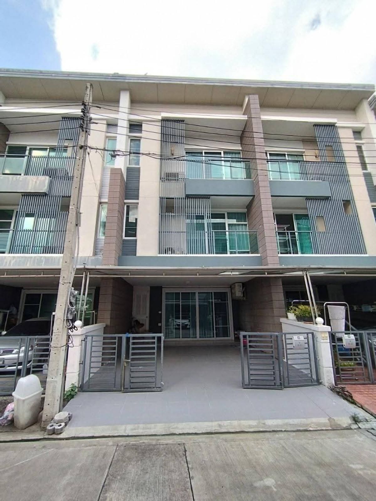 For RentHouseOnnut, Udomsuk : Village: 🏠🔥🔥 Urgent for rent, ready to be next to the Yellow Line Convenient transportation