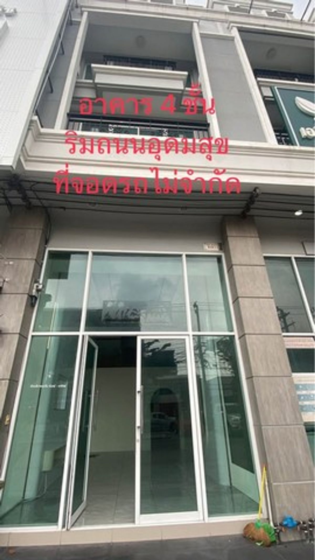 For RentHome OfficeOnnut, Udomsuk : HR2390 Building 4.5 floors next to Udomsuk Road, not far from BTS Udomsuk, suitable for a trading clinic