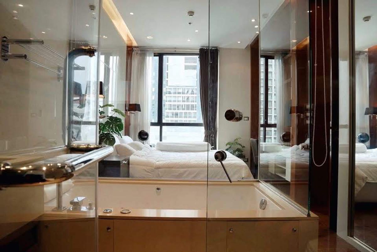 For RentCondoSukhumvit, Asoke, Thonglor : Condo for rent in the heart of Sukhumvit Beautiful room, luxury Interested, can say hello.