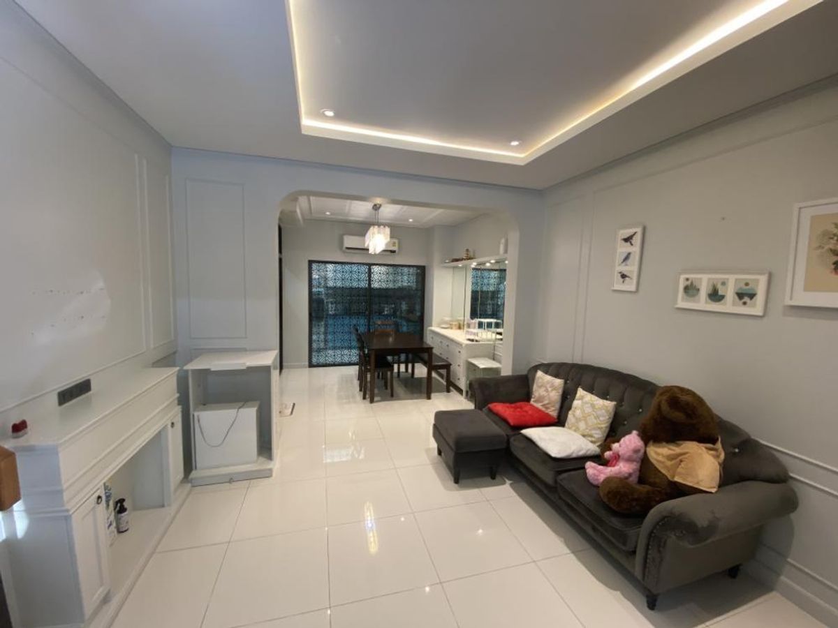 3-story townhome with beautiful decorative furniture for rent in Serithai-Ramkhamhaeng Near Siam Amazing Park, only 1.7 km. Loading...