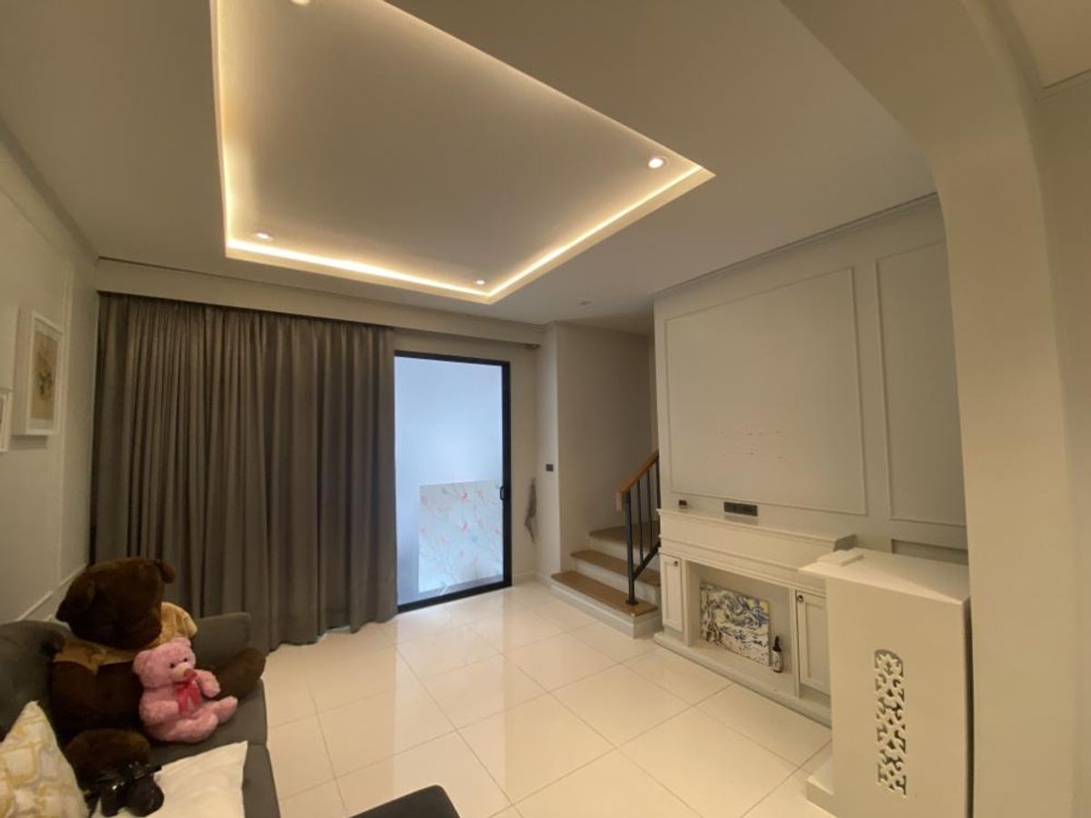 3-story townhome with beautiful decorative furniture for rent in Serithai-Ramkhamhaeng Near Siam Amazing Park, only 1.7 km. Loading...