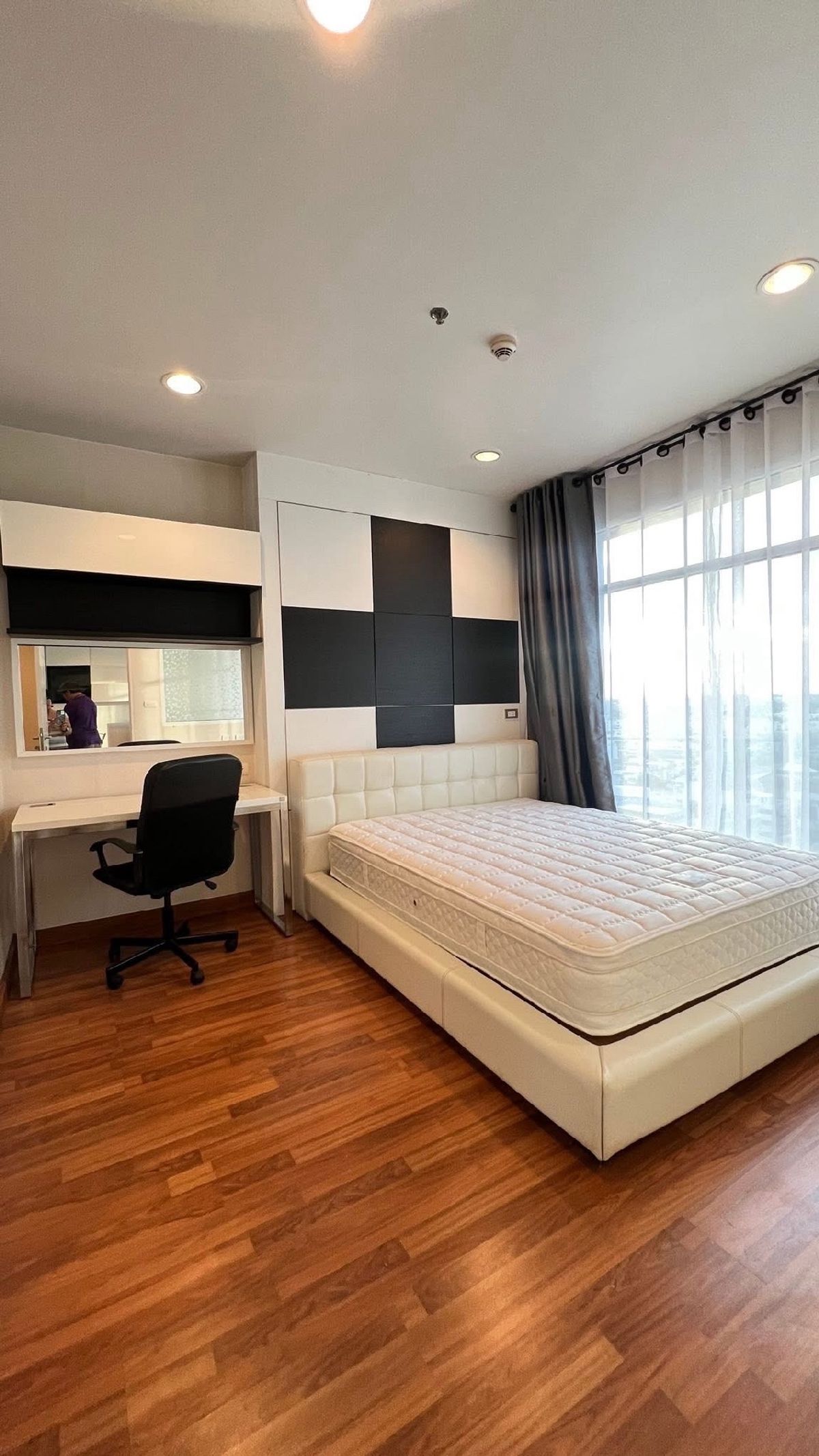 For RentCondoPinklao, Charansanitwong : Condo rental near the Pata Department Store Beautiful dress Interested, can say hello.