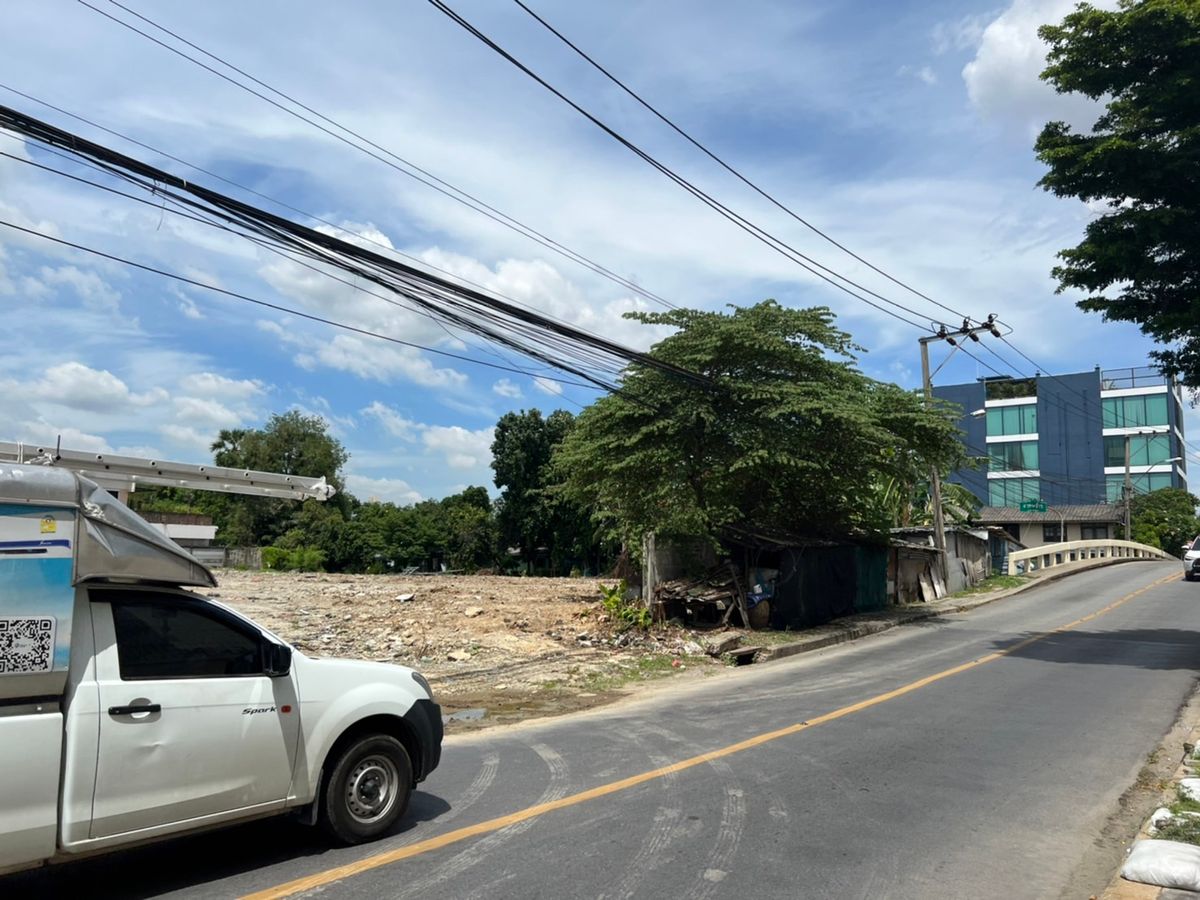 For RentLandRatchadapisek, Huaikwang, Suttisan : Land for rent in Lat Phrao area Through Soi Sutthisarn Winit, near MRT Sutthisan in many ways