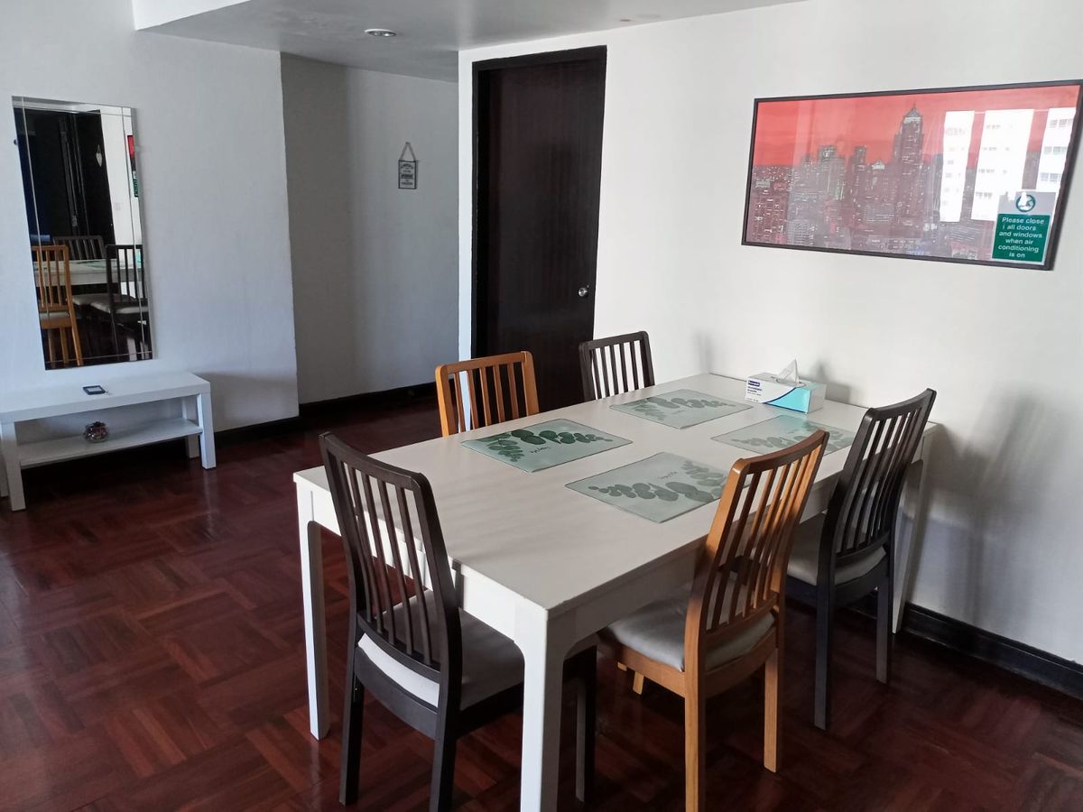 คอนโดนานา : คอนโด Omni Tower ที่สุขุมวิทซอย 4 มี 3 ห้องนอน 2 ห้องน้ำ 2 ระเบียงและวิวพาโนรามา ตกแต่งครบพร้อมครัวและห้องนั่งเล่นขนาดใหญ่ 