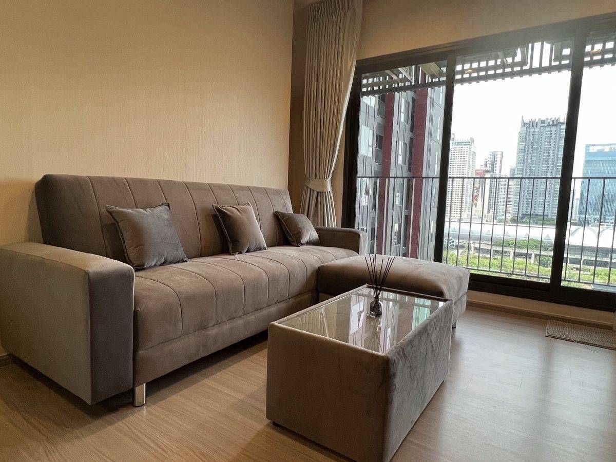 For RentCondoRama9, Petchburi, RCA : only 300 meters from the MRT Rama 9 Station and 550 meters from the Airport Link Makkasan. Full facilities include Central Rama 9, Fortune Tower, G Land and Rama 9 Hospital.