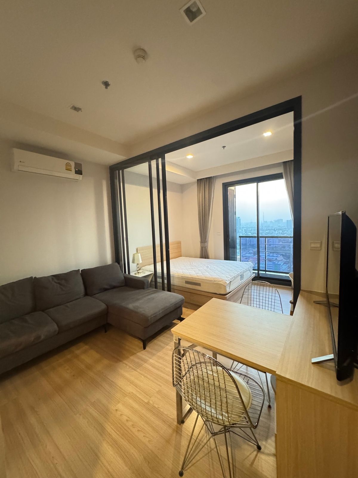 📢For Ret & GT; & GT; M jatujak ✨ Floor 28, Building A, the view is cool, not hot, full furniture with electrical appliances. Very convenient to travel near BTS Morchit #LV -MO1748 Loading...