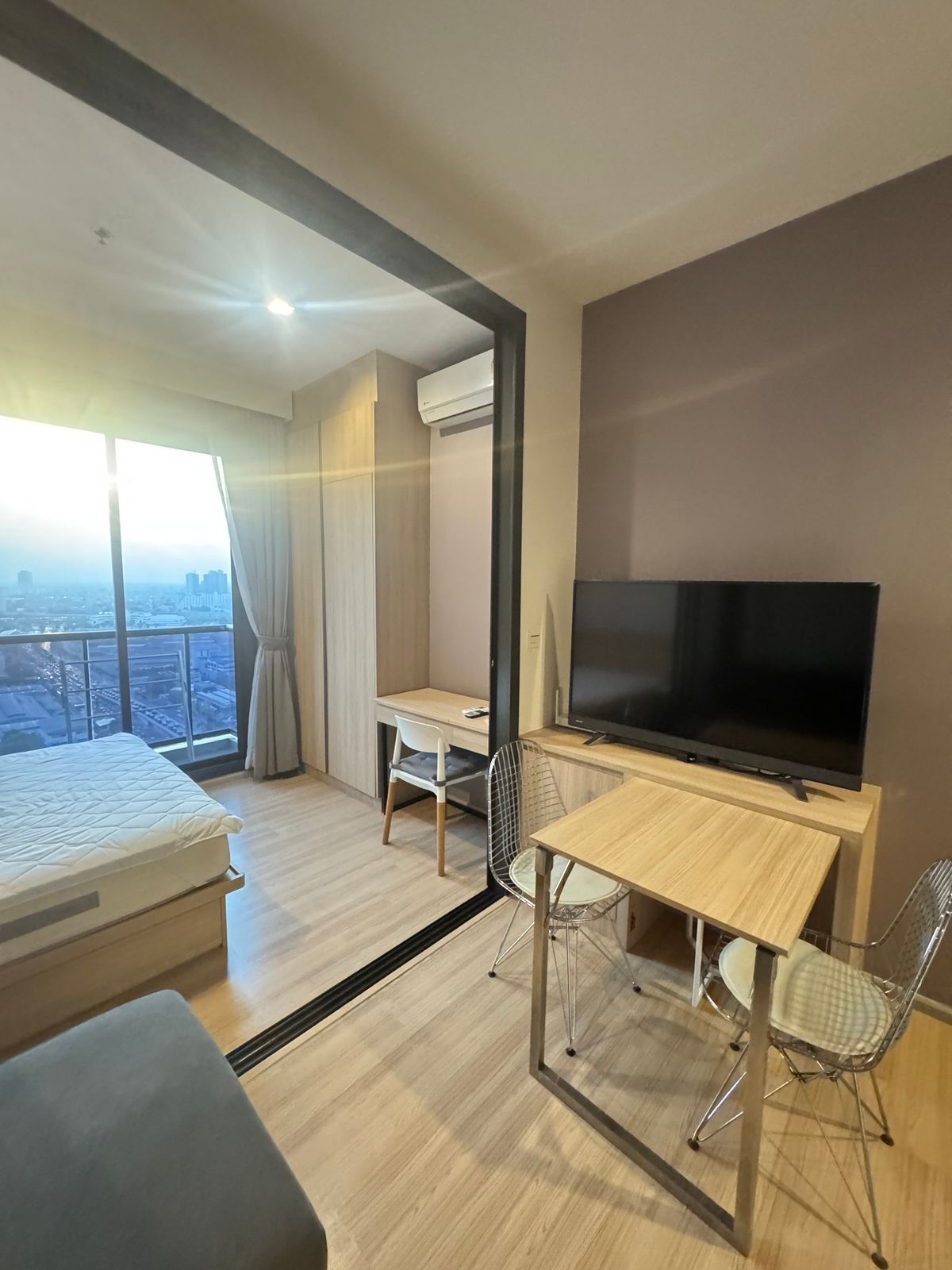📢For Ret & GT; & GT; M jatujak ✨ Floor 28, Building A, the view is cool, not hot, full furniture with electrical appliances. Very convenient to travel near BTS Morchit #LV -MO1748 Loading...
