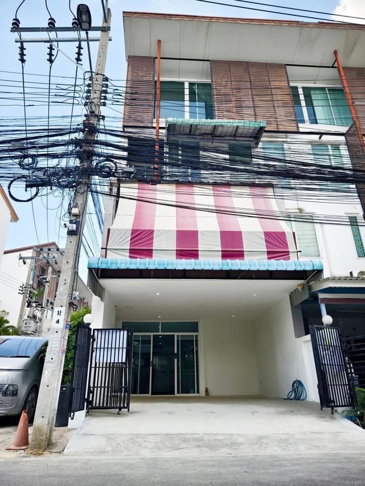For RentTownhomeChaengwatana, Muangthong : Rent/sell 3 -story townhome, The Attic Lite, Chaeng Watthana 24 (after Central Chaengwattana), 4 bedrooms, 3 bathrooms, 1 kitchen, 1 living room, parking 2 cars