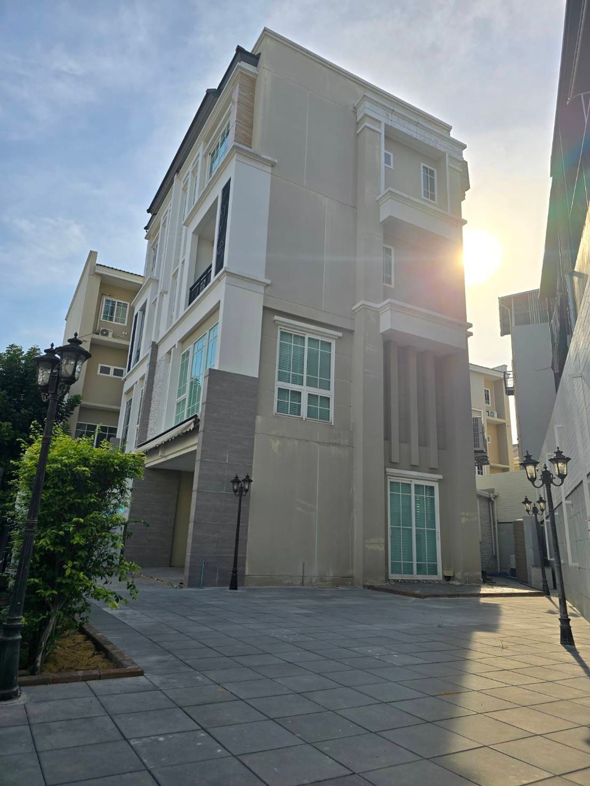 For RentTownhomeOnnut, Udomsuk : The Master @BTS UDOMSUK 3.5 layers of special units, 6 meters wide, price 70,000 baht/month, call 092-2462653 Donut.