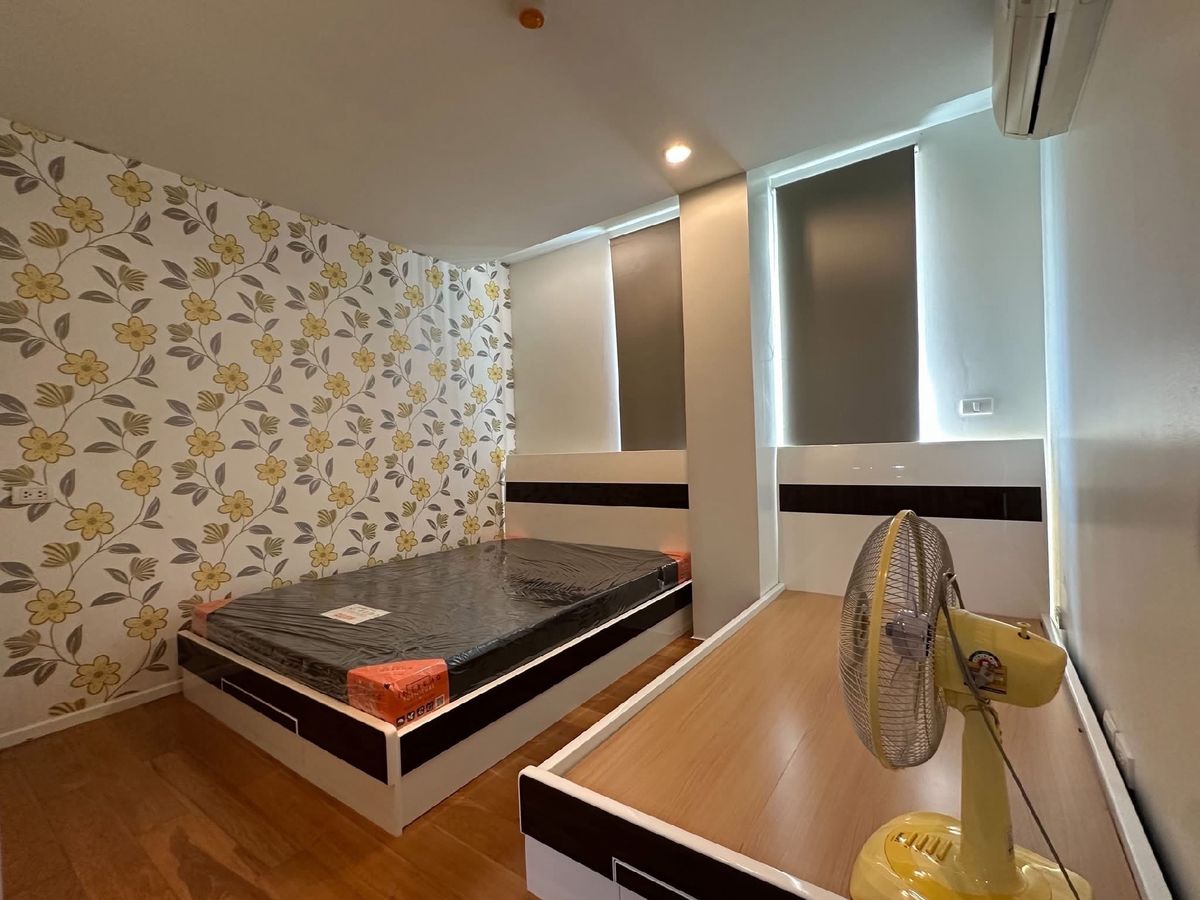 For RentCondoSilom, Saladaeng, Bangrak : For rent, complete with the condo, ready to move in. Business location near MRT Silom Convenient transportation near the expressway Can go in and out in many ways