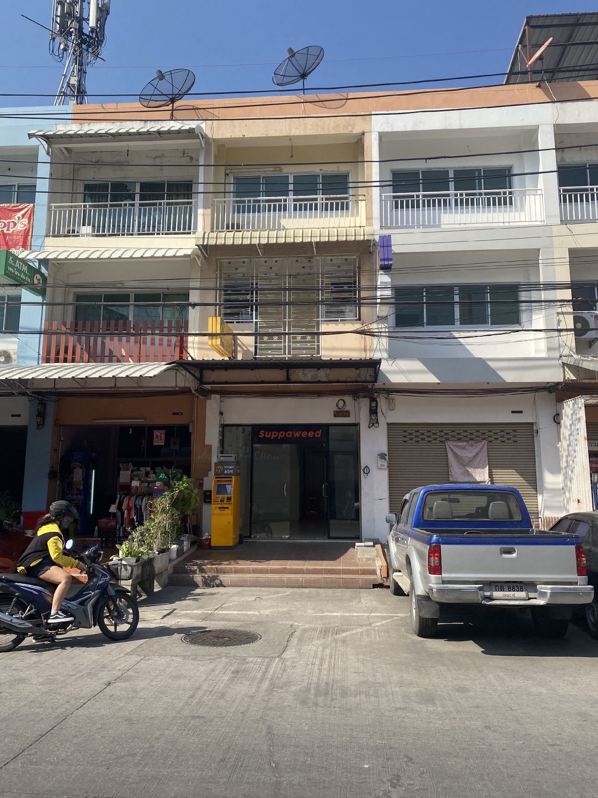 For RentShop HouseChaengwatana, Muangthong : Selling/renting a front -commercial building. 114 Building 5,700 households in and out alone !!