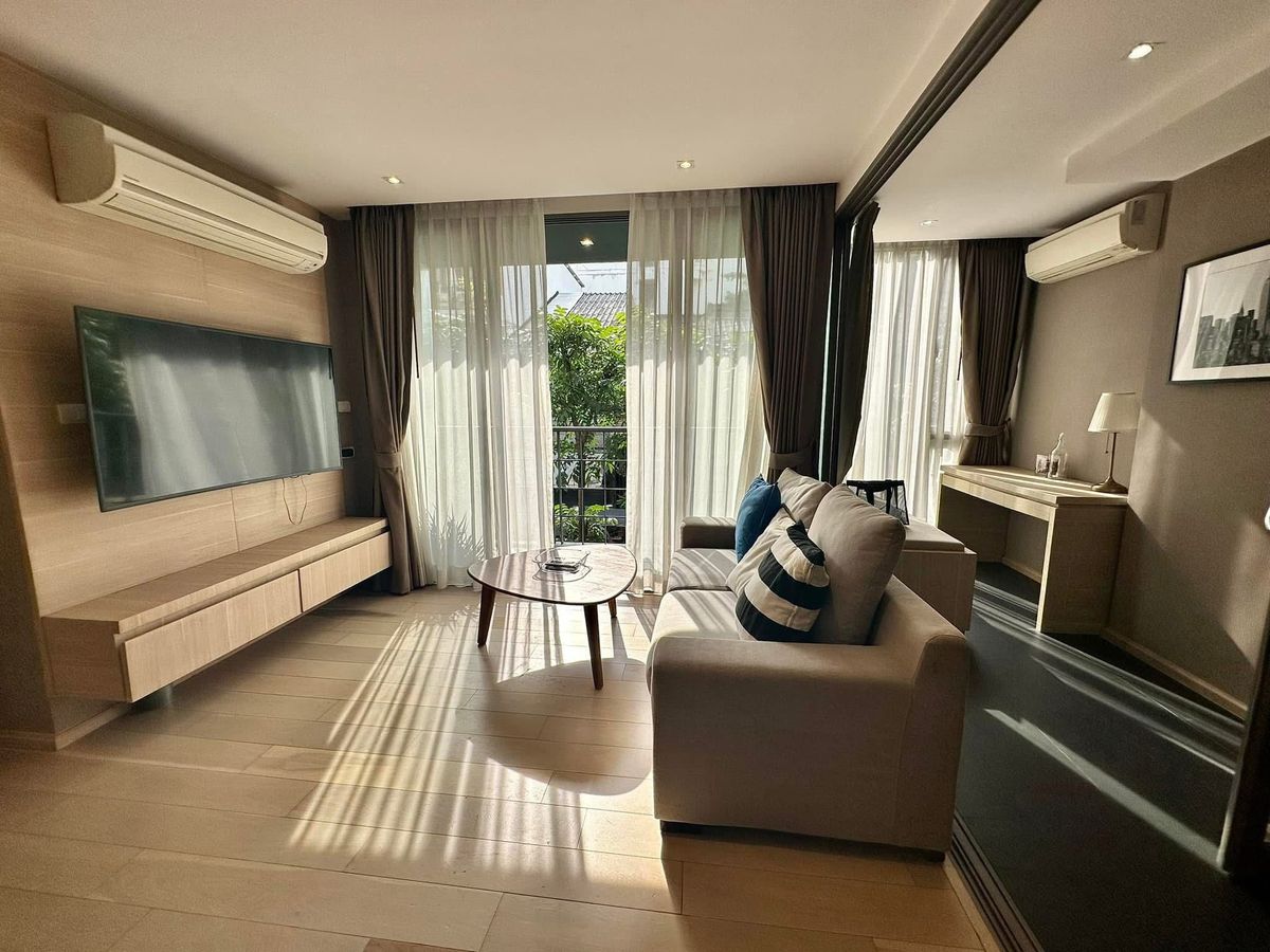 For RentCondoSilom, Saladaeng, Bangrak : 🔴28,000 ฿ 🔴 🔴 𝗞𝗹𝗮𝘀𝘀 ┃ ┃ Class Silom ✅ Near BTS Chong Nonsi, happy to serve 🙏 Interested in greeting 𝙇𝙄𝙉𝙀 Mana (reply very quickly): 📱 Property code 6804-2602 📱: ID LINE:@bbcondo88