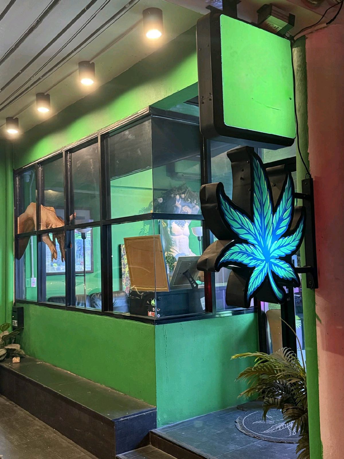 For RentRetail SpaceSukhumvit, Asoke, Thonglor : ✨ Space for rent in Ekkamai. Fully furnished no takeover fee.✨ with canabis license 