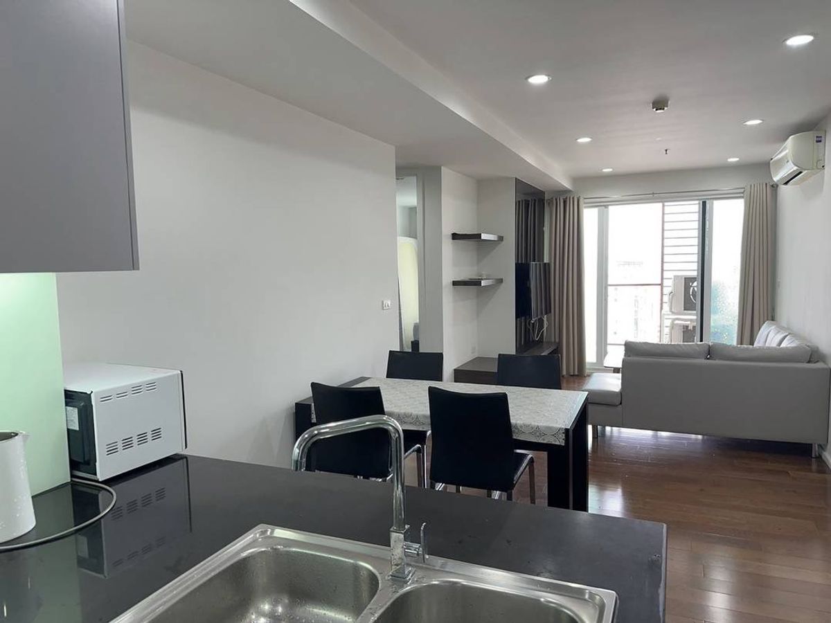 For RentCondoNana, North Nana,Sukhumvit13, Soi Nana : Condo for rent 15 Sukhumvit Residences. Completely decorated condo, ready to be near the BTS Nana and Asoke. Convenient to travel !!