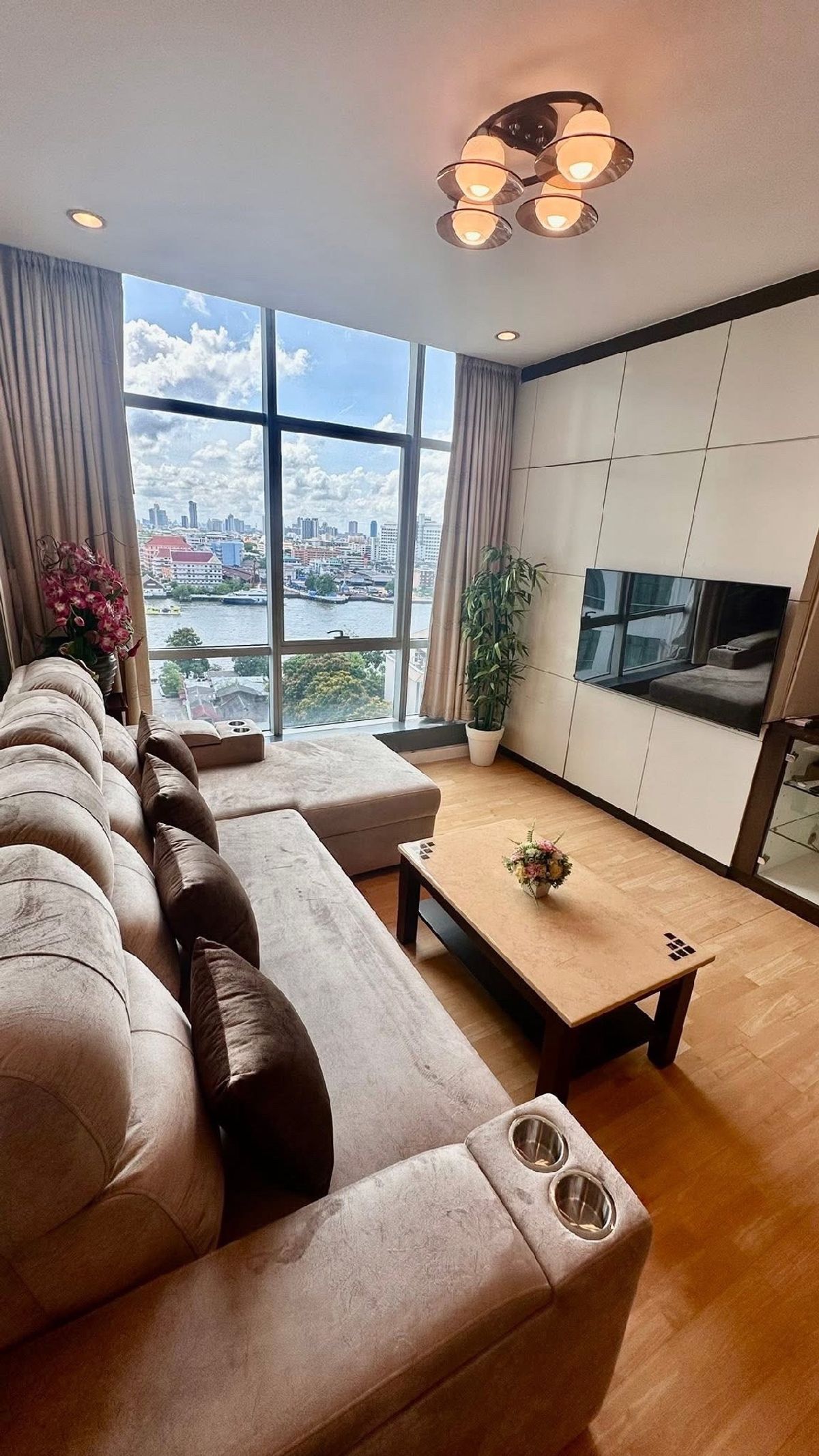 For RentCondoWongwianyai, Charoennakor : Luxury condo for rent, Chao Phraya River View Attached to Saphan Taksin Convenient to travel near Icon Siam, near BTS Station, Saphan Taksin. Interested.