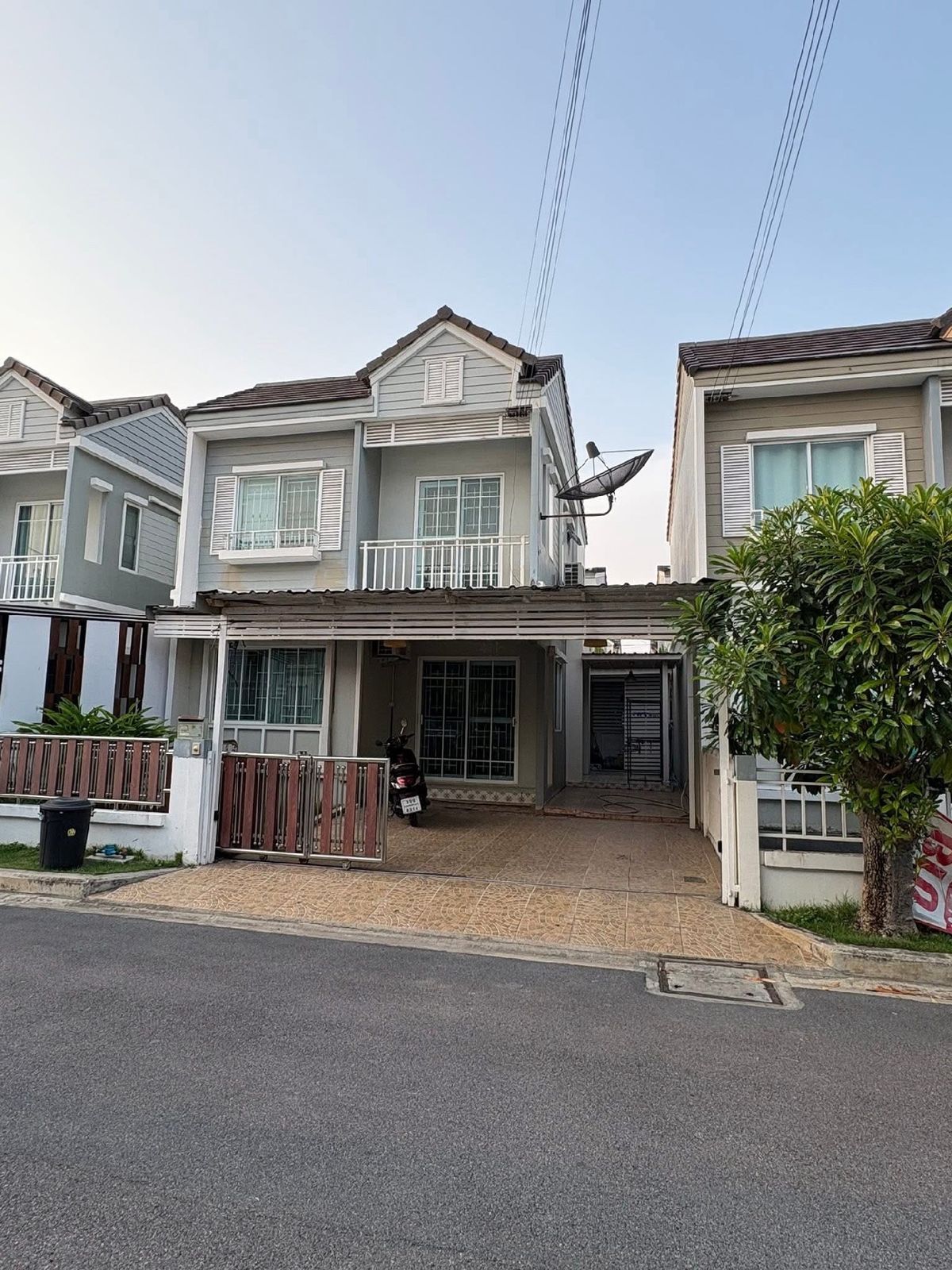For RentHouseBangna, Bearing, Lasalle : 2-storey Townhomes rental, like a twin house, Soi Mahachai, Bang Na-Trat Road, Km. 8
