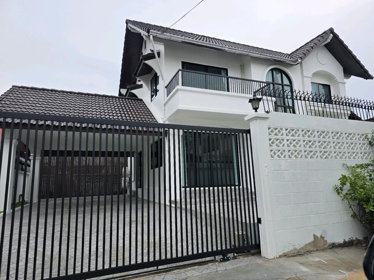 HouseRatchadapisek, Huaikwang, Suttisan : Selling or rent  2 -story detached house, 20 June near Huai Khwang.