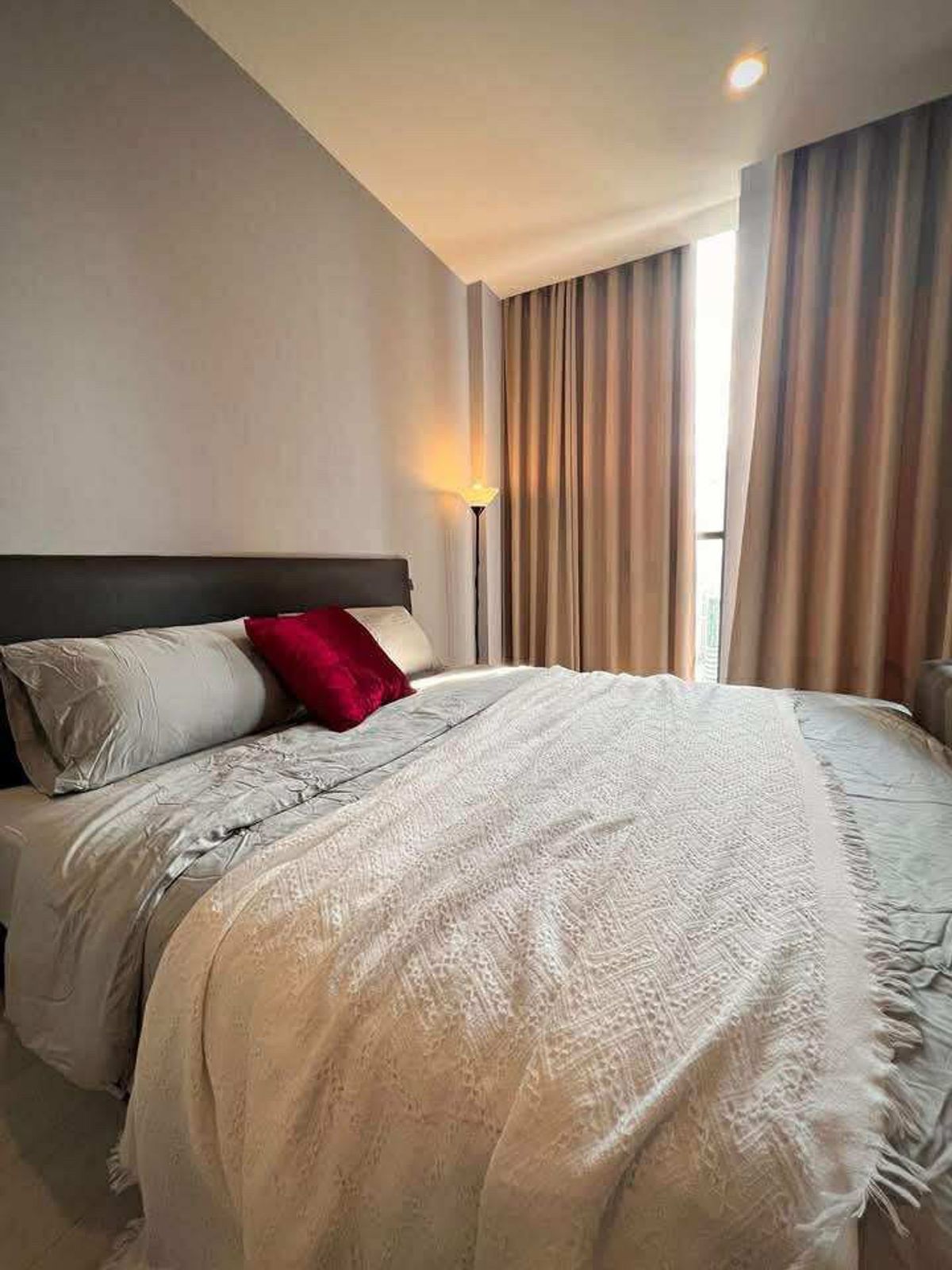 For RentCondoWitthayu, Chidlom, Langsuan, Ploenchit : Condo for rent, high class, beautiful view, attached to BTS Ploenchit. Walk connecting Central Embassy. Very convenient. Interested.