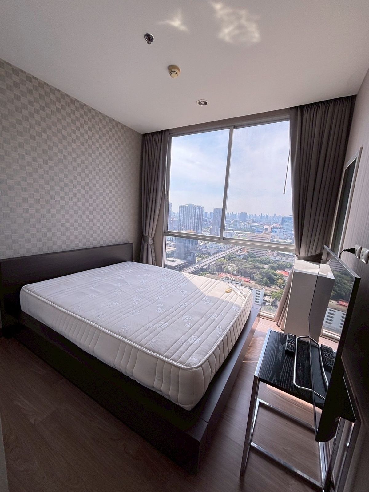 For RentCondoRamkhamhaeng, Hua Mak : Rent a Condo, Chiva Ramkhamhaeng, has a washing machine.