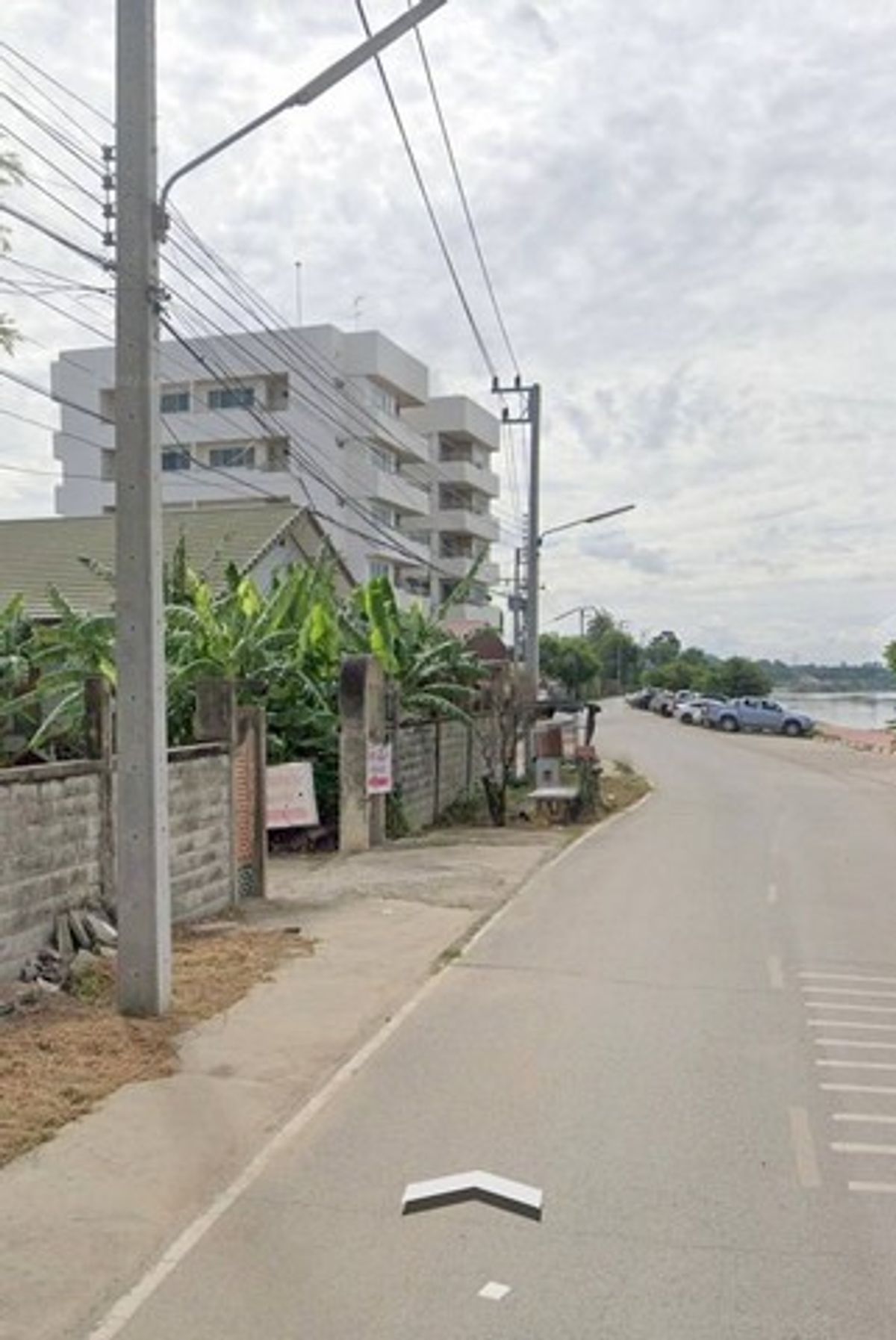 For SaleLandKanchanaburi : [Selling] Land on Mae Klong Riverside | 1 Rai 1 Ngan 22 Sq. | Next to the waterfront road | 24 million baht. Special location next to Mae Klong waterfront.