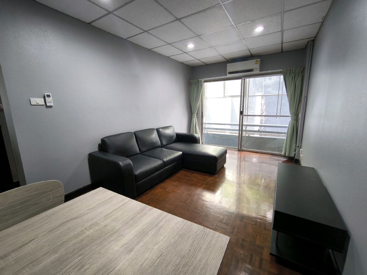 For RentCondoSukhumvit, Asoke, Thonglor : Condo for Rent, BTS Asoke, Sukhumvit 23, Prasanmit Condo, Soi Sukhumvit 23 💥 is at the beginning of Soi Sukhumvit 23 (opposite Soi Cowboy). Walk to BTS Asoke, MRT SUKHUMVIT, Terminal 21 Asoke.