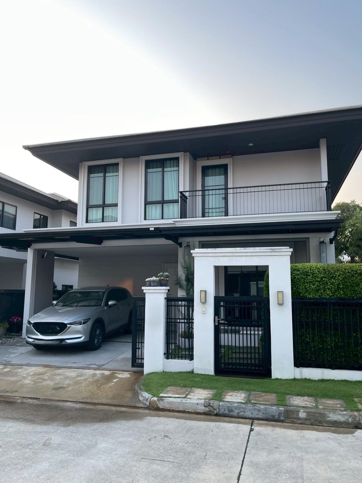 For SaleHousePattanakan, Srinakarin : House for sale, Setthasiri Phatthanakan, a corner of the house, has an area next to the house. Can park many cars Housewife mother Make an appointment in advance. Call.