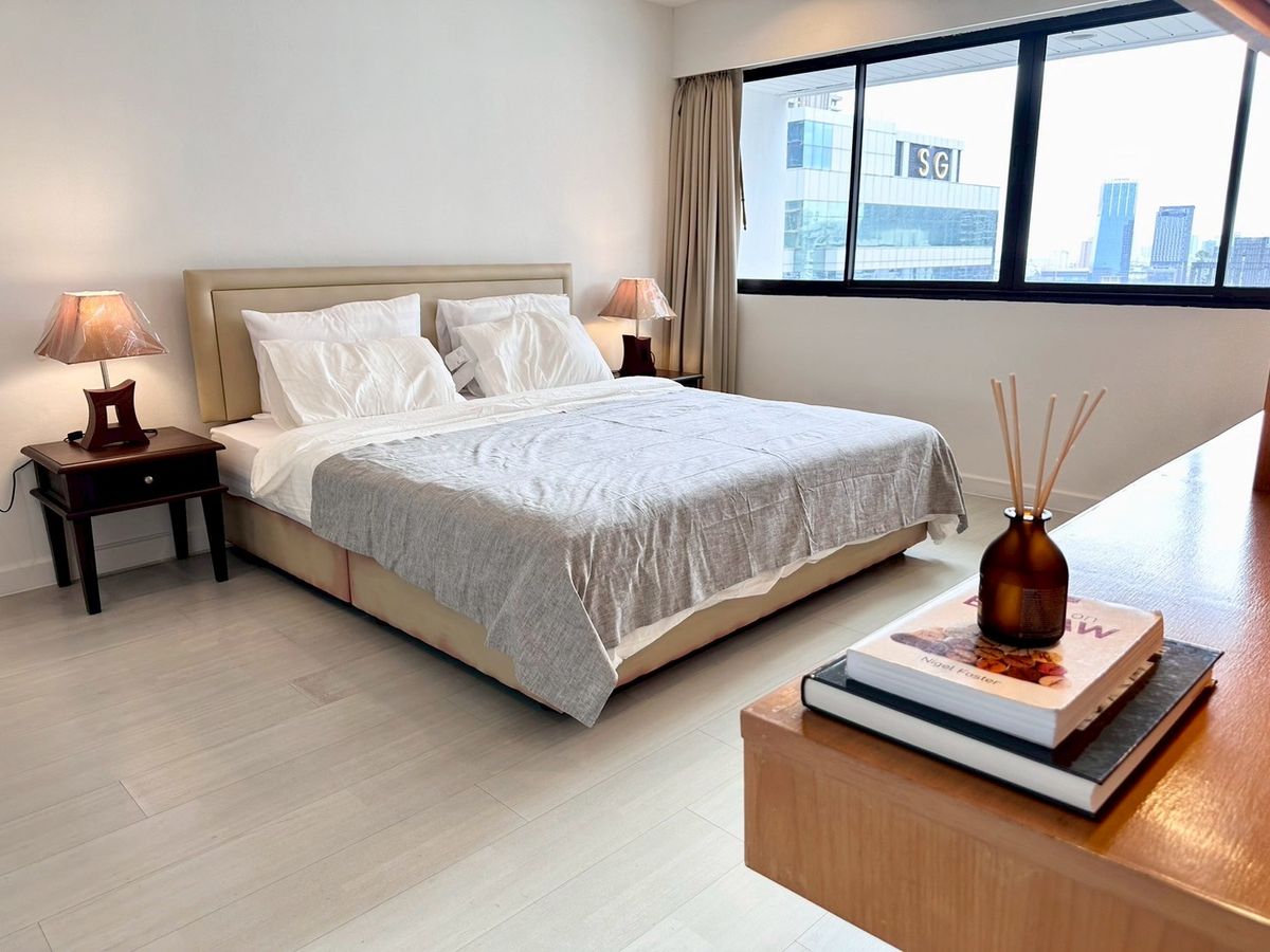 For RentCondoWitthayu, Chidlom, Langsuan, Ploenchit : 🏢 The Royal Place 2 🛏️ Beautiful room ✨ There are many rooms 🌐 Good location 📍 High floor 🌤️ Beautiful view 🛋️ fully furnished 📺 Complete electrical appliances (special price)