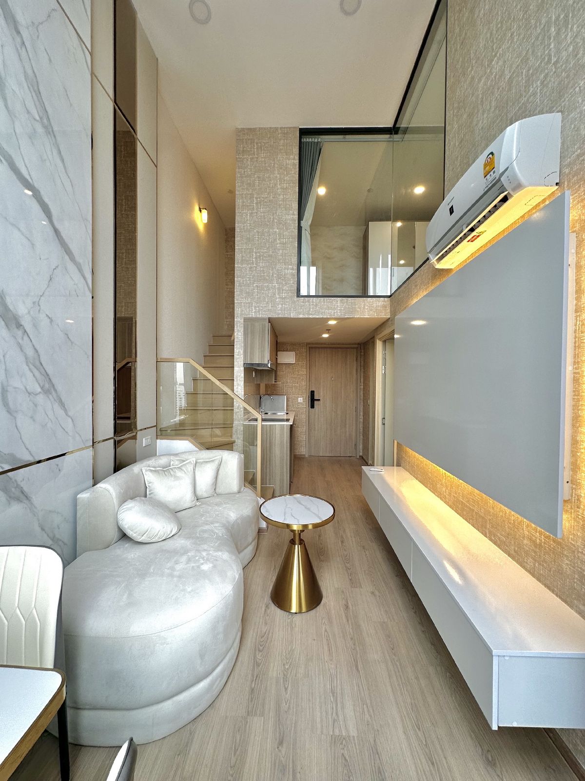 For RentCondoKhlongtoei, Kluaynamthai : Luxury condo for rent Beautifully decorated as in the picture, new rooms, new condo, Life Rama4-Asoke, 450 meters from MRT Station  